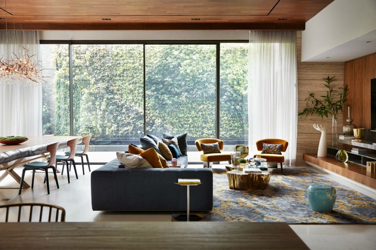 Thiết kế nội thất phòng khách gam màu nâu trầm chủ đạo, kết hợp màu xanh, hình khối tương đối đơn giản nhưng tinh tế.